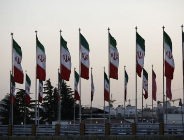 Η ιρανική δικαιοσύνη επικύρωσε ποινές κάθειρξης δέκα ετών σε τρεις ανθρώπους για «συνεργασία» με τις ΗΠΑ